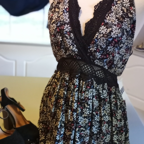 Lost + Wander floral halter tiered maxi dress - Picture 3 of 9